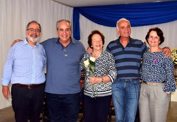 A família Peixoto: José Neto, Gabriel, Dona Magdala, Marcelo e Cláudia após a solenidade pelos 80 anos da Industrial