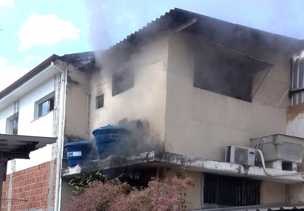 Uma fumaça preta foi vista por populares saindo pela janela do restaurante por volta das 14 horas