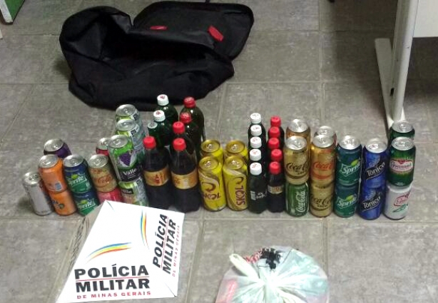 A ação policial impediu o furto no estabelecimento e os produtos que já estavam dentro das mochilas foram recuperados