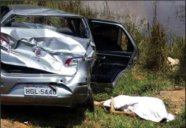 A condutora do veículo perdeu o controle da direção o que teria feito o carro capotar