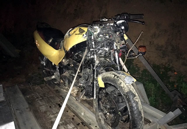A motocicleta ficou com a frente destruída e foi recolhida ao pátio autorizado do Detran-MG de Cataguases