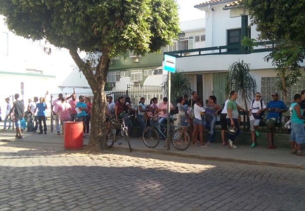 Uma extensa fila se formou em frente ao Centro Administrativo, onde funciona a sede do Sine