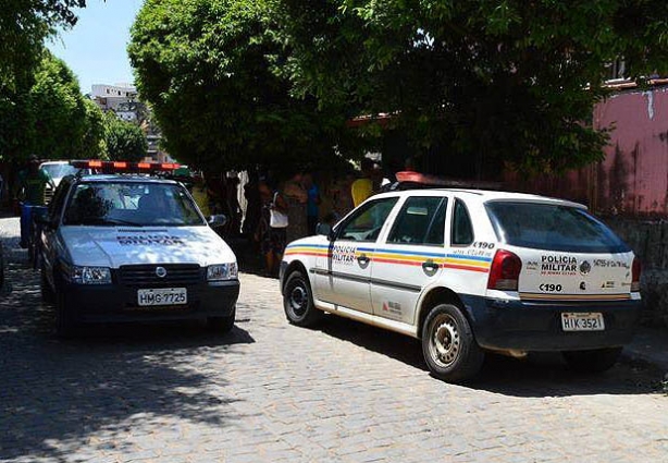 A movimentação foi intensa em frente da residência da família da vítima após a divulgação de sua morte