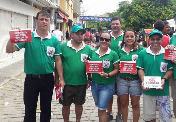 Equipe de funcionários da Vigilância Epidemiológica aguarda material para trabalhar