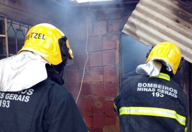 Os bombeiros trabalham rapidamente mas não conseguiram evitar a perda total dos móveis e objetos que estavam dentro do imóvel