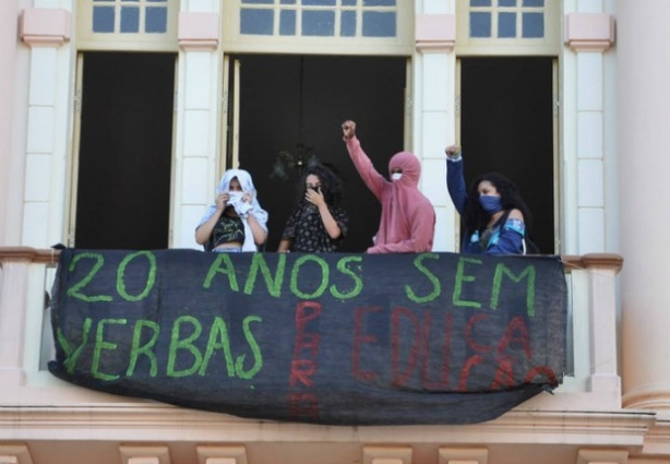 Ocupação do prédio Arthur Bernardes começou na terça-feira (Foto: Coletivo Olho de Peixe/Divulgação)