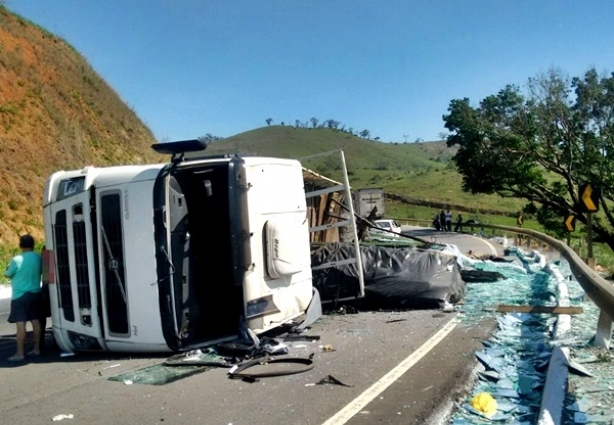 Os Bombeiros tiveram trabalho para limpar a pista dos estilhaços de vidro