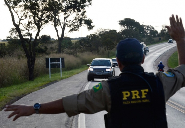 Volta a ser obrigatório o uso de faróis acesos nas estradas durante o dia