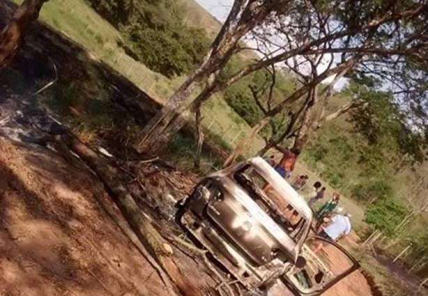 O carro ficou totalmente destruído pelas chamas