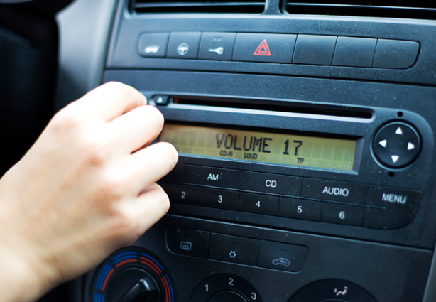 A  norma que proíbe o som em veículos que possa ser ouvido do lado externo do carro, causando perturbação ao sossego público