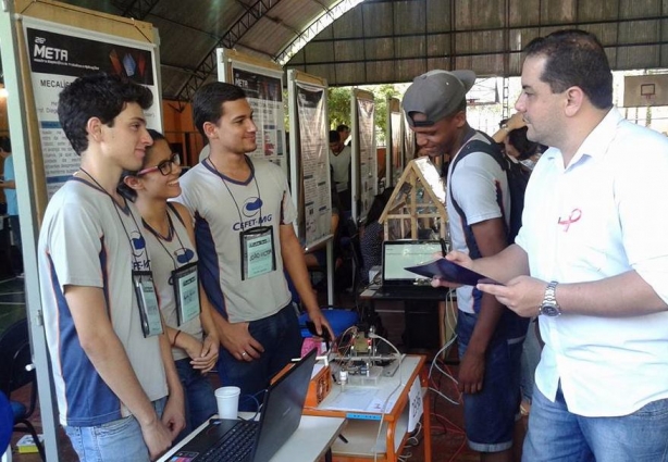 Douglas Martins conversa com alunos expositores durante a META