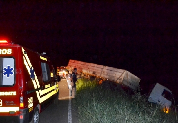 O caminhoneiro tentou escapar do acidente, mas acabou sendo atingido pela carga que escapou da carreta