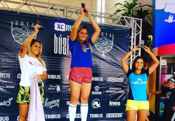 Márcia do Vale, cataguasense, à direita na foto, ergue seu troféu de terceira colocada na prova em Búzios (RJ)