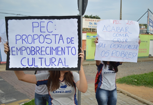 Os estudantes fizeram uma manifestação pacífica contra a PEC 241