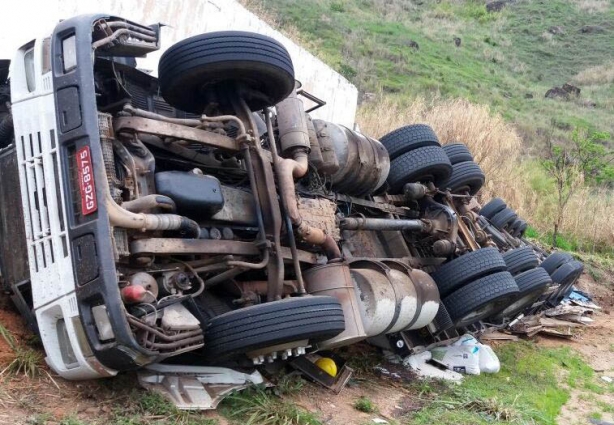 A carreta tombou deixando o motorista com ferimentos que necessitaram de atendimento médico