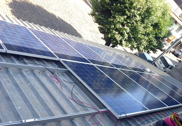 As placas fotovoltaicas são instaladas sobre o telhado ou em outra área com bastante incidência da luz solar