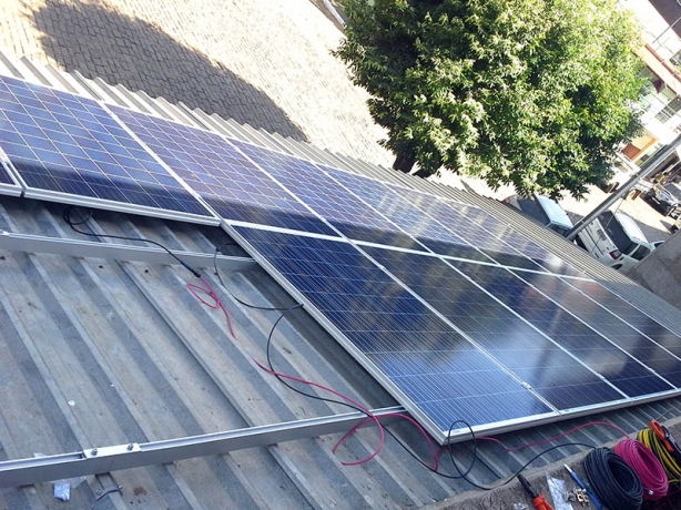 As placas fotovoltaicas s&atilde;o instaladas sobre o telhado ou em outra &aacute;rea com bastante incid&ecirc;ncia da luz solar