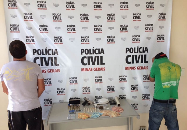 No final da tarde a Polícia Civil apresentou, na delegacia, os dois suspeitos juntamente com o material apreendido 