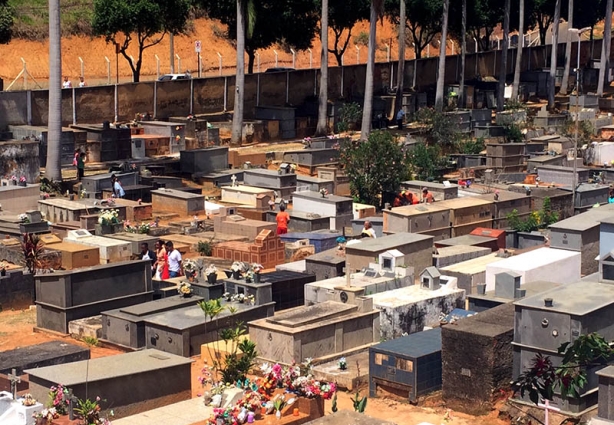 Equipe de manutenção do cemitério dava os últimos retoques esta manhã na limpeza dos túmulos