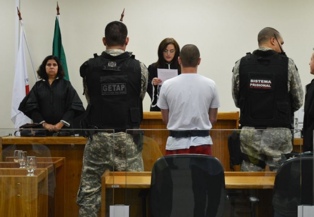 A juíza Eliza Penido lê a sentença que condenou Marcelo Evangelista a 16 anos de prisão pela morte da esposa