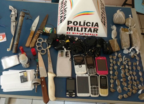Os policiais encontraram muitos celulares e carregadores, al&eacute;m de facas e maconha nas celas
