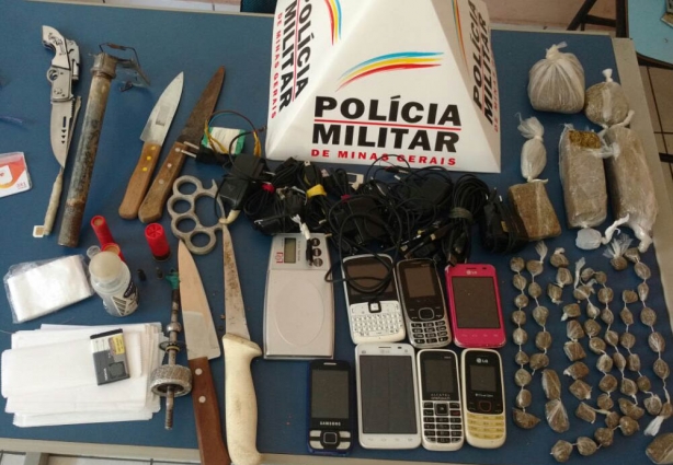 Os policiais encontraram muitos celulares e carregadores, além de facas e maconha nas celas