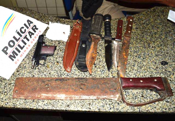 Várias facas, um facão e até a pistola usada pelo suspeito para atingir sua vítima foram apreendidas pelos policiais