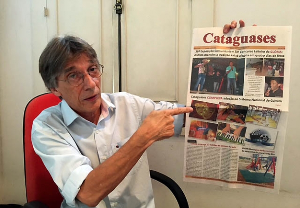 Zeca exibe a edição do Jornal Cataguases que tem como notícia a conclusão do Plano Municipal de Cultura