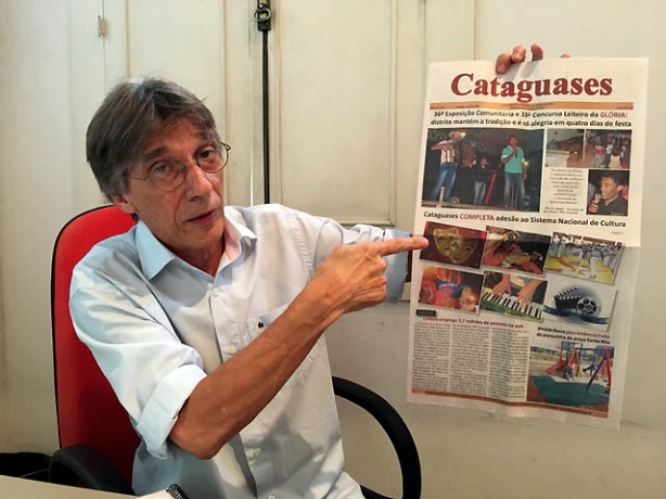 Zeca exibe a edi&ccedil;&atilde;o do Jornal Cataguases que tem como not&iacute;cia a conclus&atilde;o do Plano Municipal de Cultura