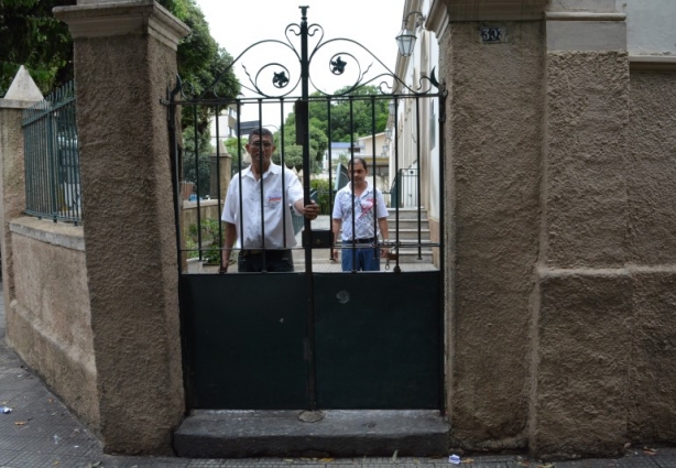 O portão da Escola Coronel Vieira foi fechado pontualmente às 13 horas