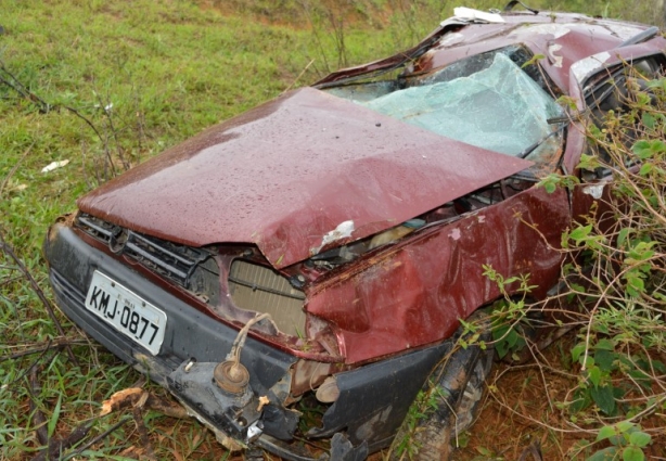 O carro ficou totalmente destruído com a queda na ribanceira