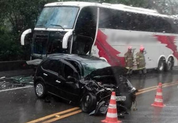 O automóvel estaria desgovernado e veio em direção ao ônibus que subia a serra, segundo informações preliminares