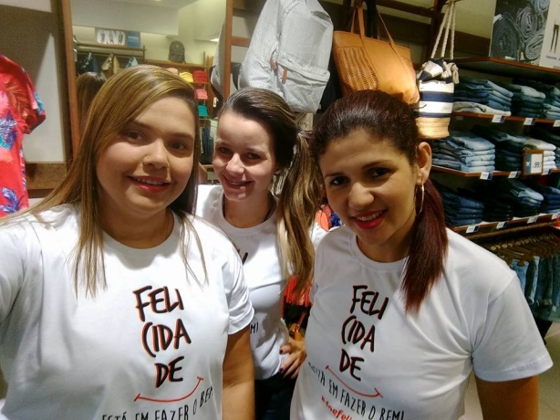 A equipe de vendedoras da Hering com a camisa da campanha deste ano, que pode ser adquirida por apenas R$20