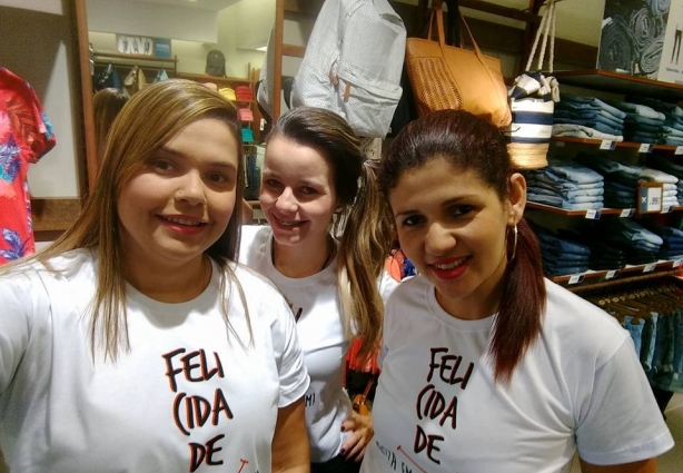 A equipe de vendedoras da Hering com a camisa da campanha deste ano, que pode ser adquirida por apenas R$20