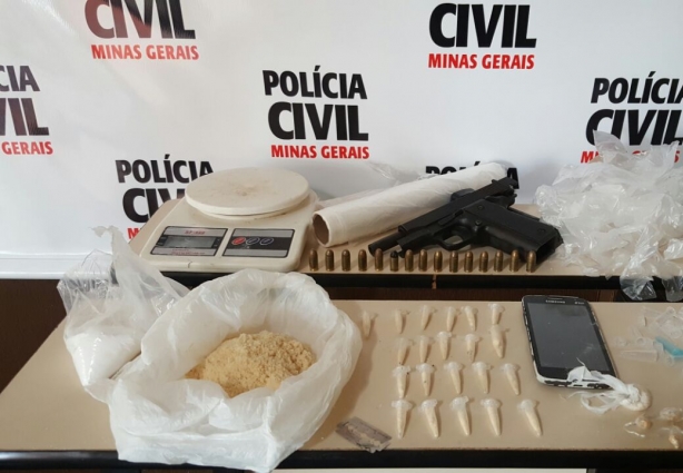 A prisão do homem resultou na apreensão de drogas, arma e munição