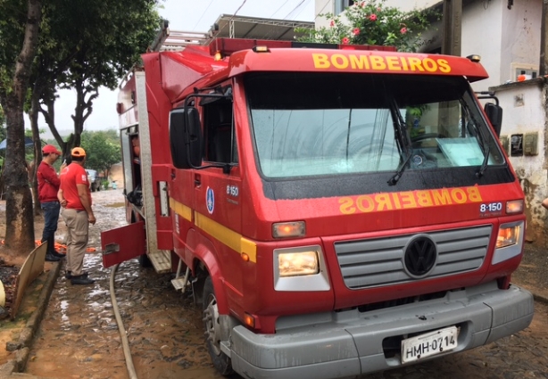 Os bombeiros fizeram o trabalho de rescaldo no imóvel que foi atingido pelo fogo parcialmente