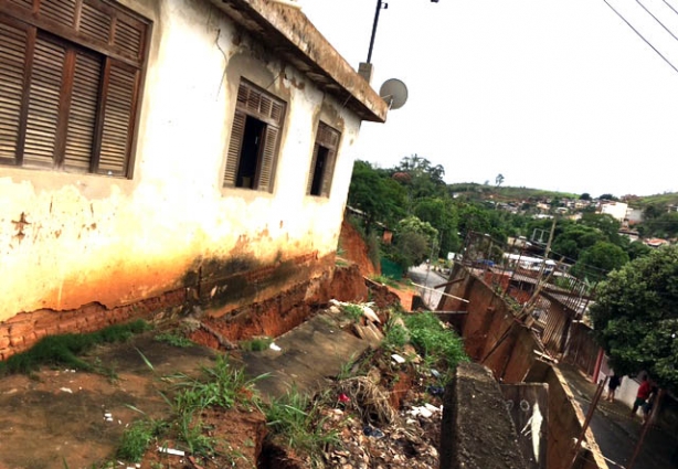 A casa está correndo o trisco de desmoronar caso o muro se desprenda completamente do terreno