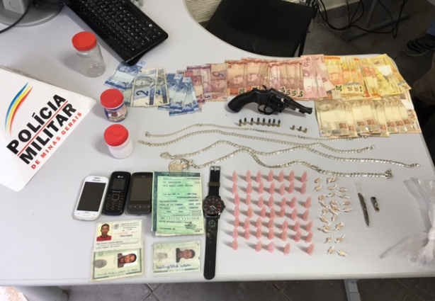 Dinheiro, arma, munição e drogas foram encontradas com os suspeitos em suas residências