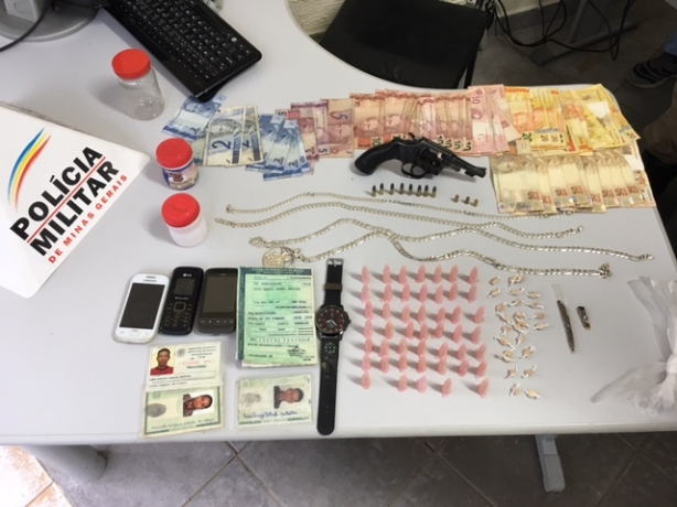 Dinheiro, arma, muni&ccedil;&atilde;o e drogas foram encontradas com os suspeitos em suas resid&ecirc;ncias