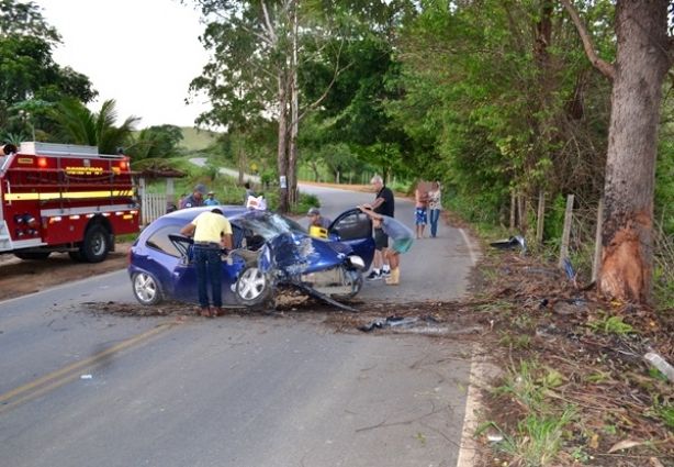 O veículo ficou destruído com o impacto na árvore e uma das passageiras ficou presa às ferragens