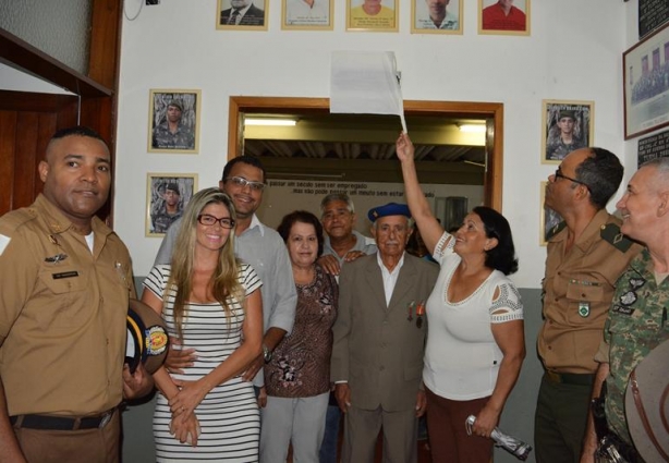 Familiares de Pedro de Medeiros com ele ao centro, descerram a placa em sua homenagem na frente do auditório