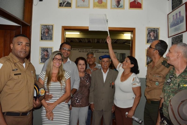Familiares de Pedro de Medeiros com ele ao centro, descerram a placa em sua homenagem na frente do audit&oacute;rio