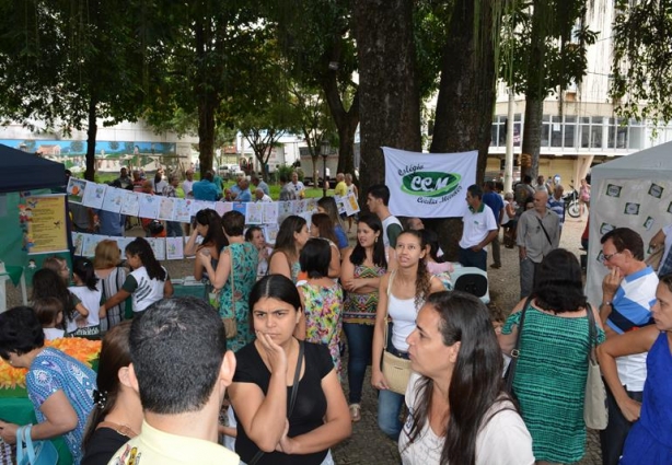 A Feira Cultural movimentou a Praça Chácara Dona Catarina e levou grande público até o local
