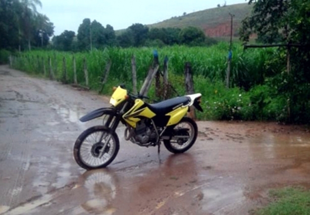 A motocicleta Tornado que estava escondida e foi recuperada pela Polícia Civil