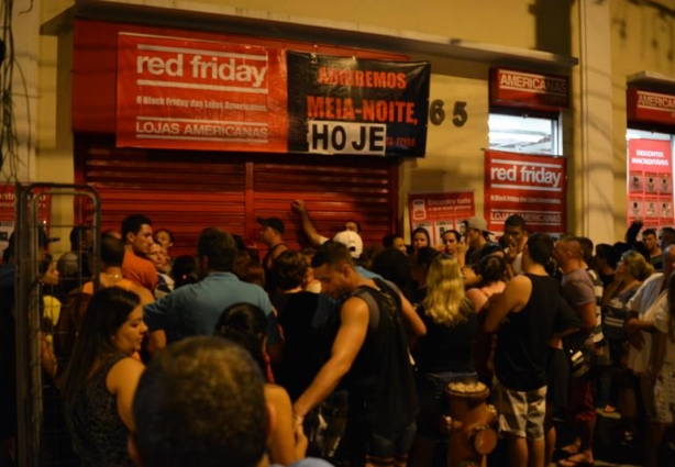 Um grande número de pessoas foi para a porta das Lojas Americanas esperar a hora do ínicio da mega promoção Black Friday que começou à meia noite