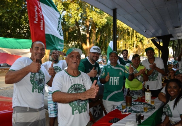 Os torcedores mantiveram a animação o tempo todo da partida que lhes deu o título antecipado