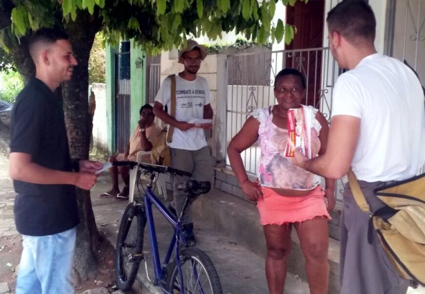 O projeto começou em outubro e consiste em visitas a bairros conscientizando moradores sobres os riscos do lixo para a saúde