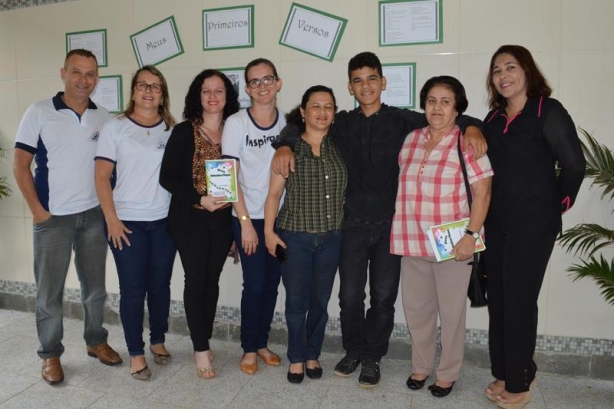 Leandro Piobello junto de seus familiares e a dire&ccedil;&atilde;o da escola durante o lan&ccedil;amento de seu livro