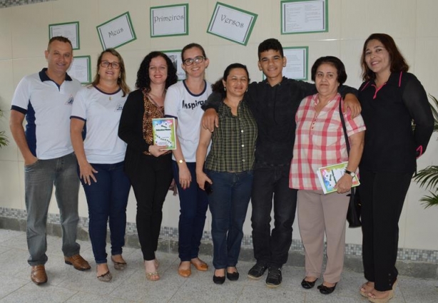 Leandro Piobello junto de seus familiares e a direção da escola durante o lançamento de seu livro