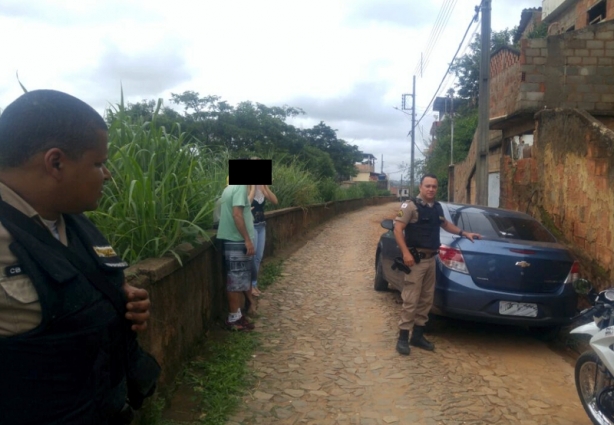 O carro foi encontrado abandonado nesta rua do Bairro Pouso Alegre, pelos policiais militares